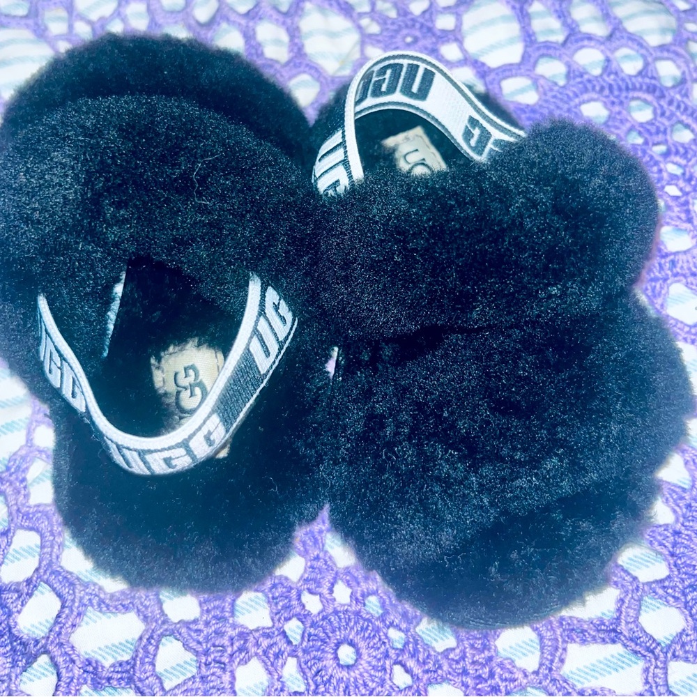 Ugh by Australia baby sandal/slippers.size 7c in baby. Black and white in color
